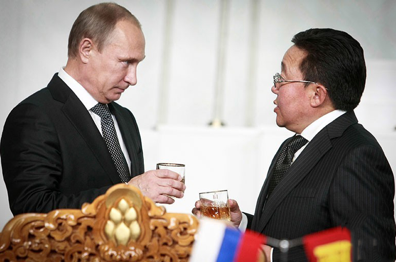 В.В.Путин Монголчуудын өгсөн архинд уруулаа ч хүрэгсэнгүй (БИЧЛЭГ)