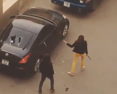 Бусдын машиныг хагалж, сүйтгэж байгаа галзуу Монгол охид /видео/