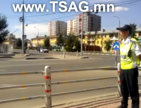 Путиныг харах гэсэн иргэдийг загнаж буй цагдаагийн машин шуугиан дэгдээж байна (БИЧЛЭГ)