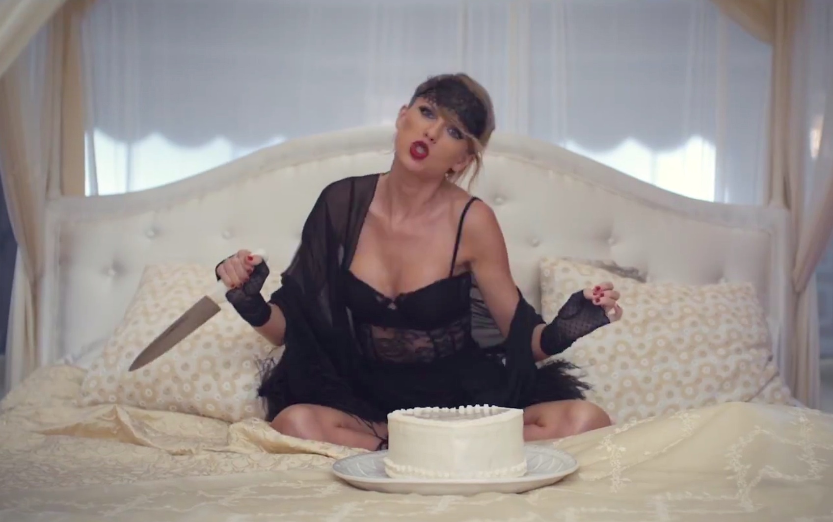 Taylor Swift - Blank Space шинэ клип гарлаа