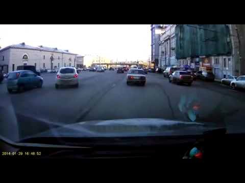 Нэгэн жолооч зогсоолд гайхамшигтайгаар машинаа тавьж байгаа бичлэг