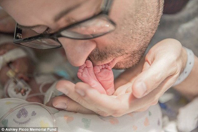 Видео: Амьсгал хурааж буй хүүгээ үдэж буй эцэг