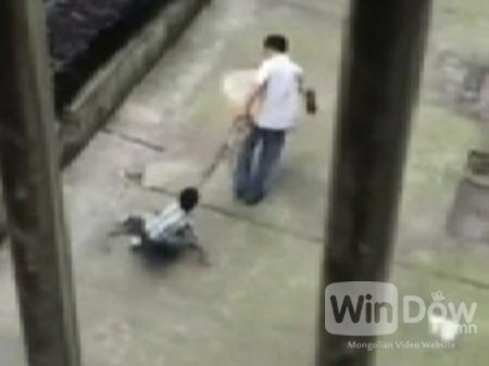 Хятад эцэг хүүгээ нохой шиг оосорлон чиржээ /бичлэг/