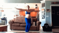 40 долоо хоногтой жирэмсэн эмэгтэй бүжиглэж байна