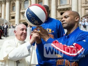 Ромын пап хуруун дээрээ бөмбөг өнхрүүлж чаддаг уу