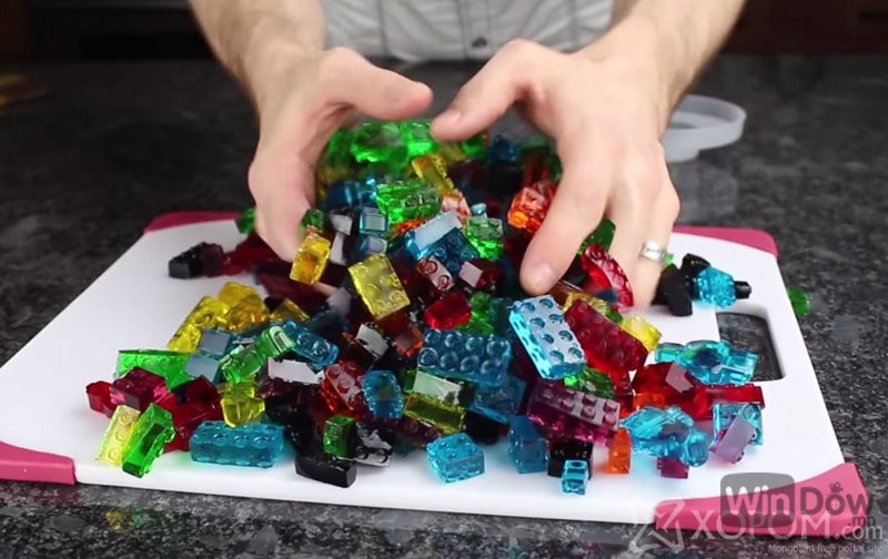 Амттай LEGO цэлцэгнүүр чихэр хэрхэн хийх вэ?