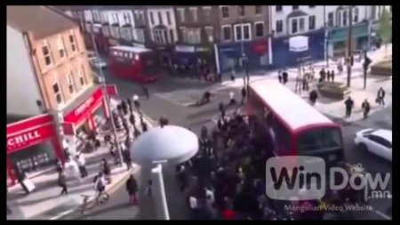 Автобус өргөн дугуйчныг аварчээ (видео)