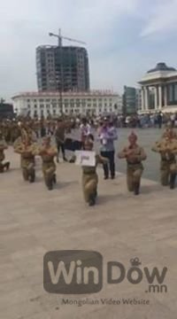 Монгол залуу найз бүсгүйдээ гэрлэх санал тавьсан бичлэг