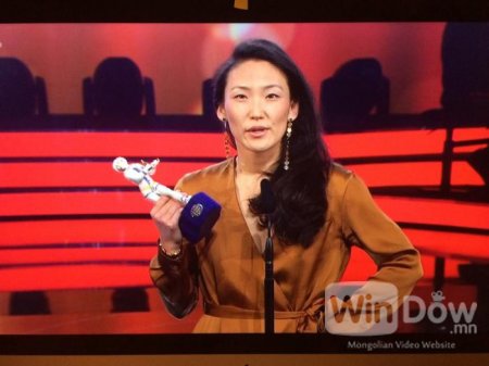 Монгол эмэгтэйн найруулсан кино дахин шагнал хүртлээ