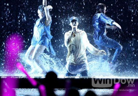 Жастин Биберийн тайз нь дээр бороо асгаруулсан гайхалтай шоуны бичлэг