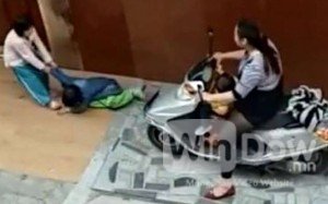 Хятад эмээ дагавар зээ охиныхоо хөлийг мопедоор дайрч хашрааж байгаа бичлэг /аймшиг/