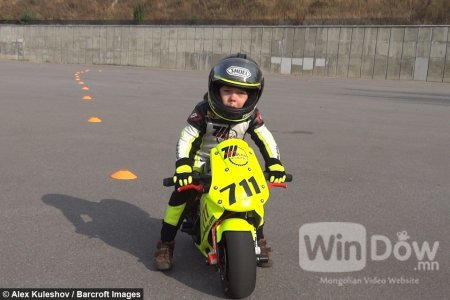 Дөрвөн настай олныг гайхшруулсан мотоциклчин жаал