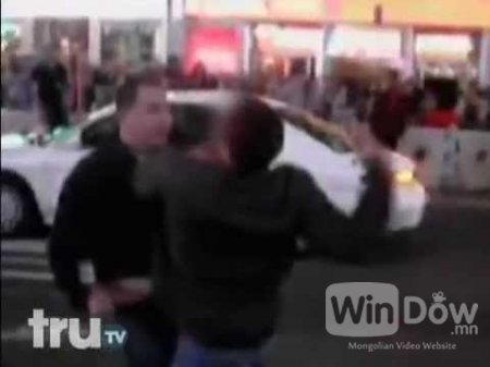 Ганцаараа гурван эрийг зодож буй эрэгтэйн бичлэг