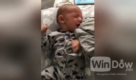 3 сартай нялх хүү ээжийнхээ цамцыг үнэрлээд тайвширч буй бичлэг