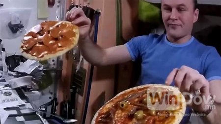 Сансарт пицца хийж нөхдөө дайлжээ (видео)