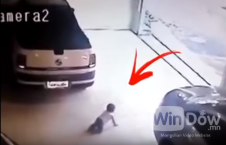 Сэрэмжлүүлэг: Машины зогсоолд мөлхөж явсан 9 сартай хүүгээ анзааралгүй дайрсан аймшигт хэрэг гарчээ