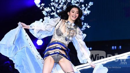 Супер модель Мин Ши Victoria's Secret загварын шоуны тайзан дээр унав