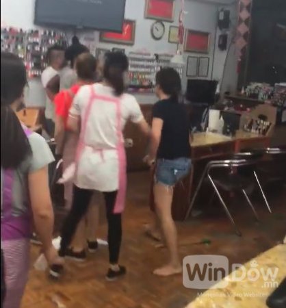 Хятад салоны ажилтнууд хар арьст үйлчлүүлэгчээ бүлэглэн зодож буй бичлэг