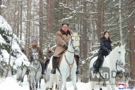  Ким Жон Ун эхнэрийн хамт цагаан морьд хөлөглөн ууланд аялжээ